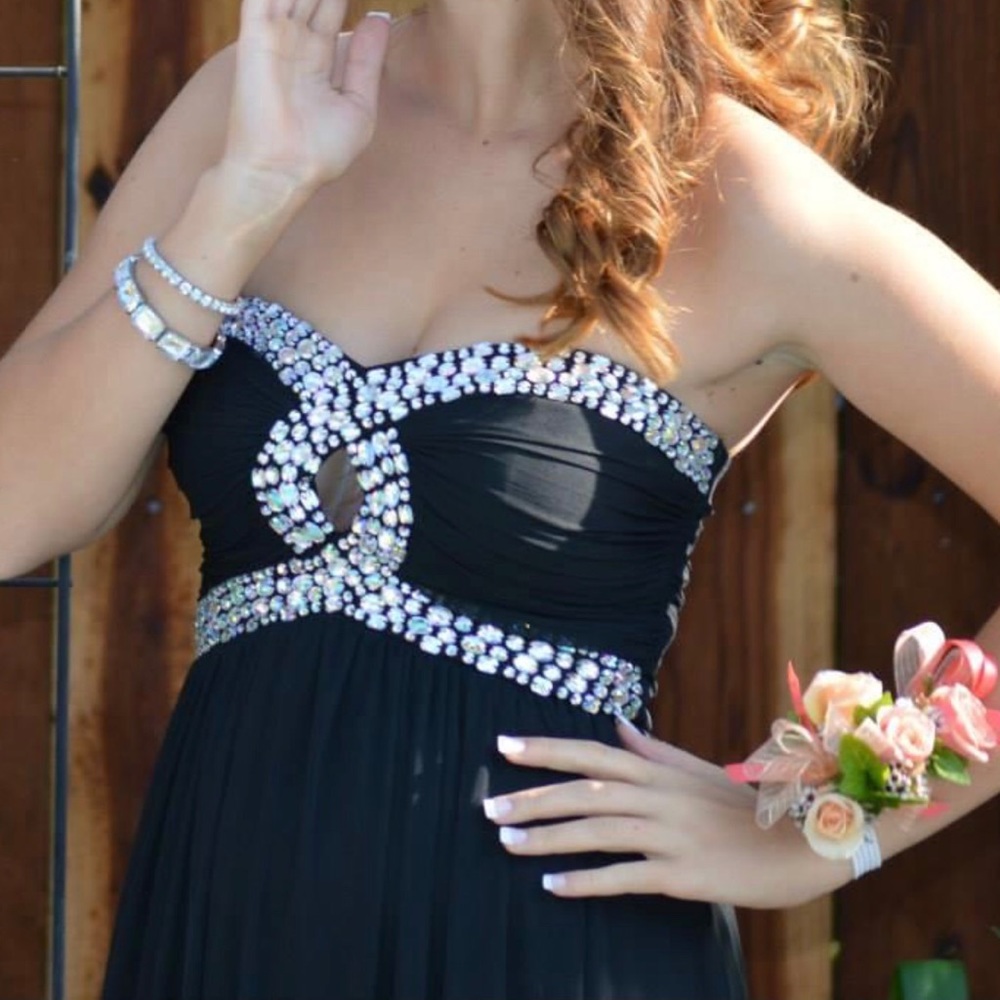 Beautiful strapless prom dress